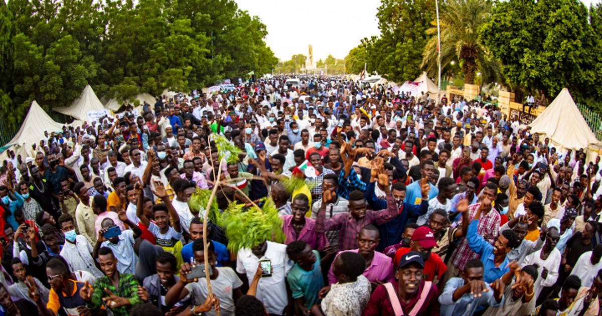 السودان.. حشد وحشد مضاد لتحديد مصير الحكومة وواشنطن تتخذ خطوة تنحاز فيها للمكون المدني في السلطة