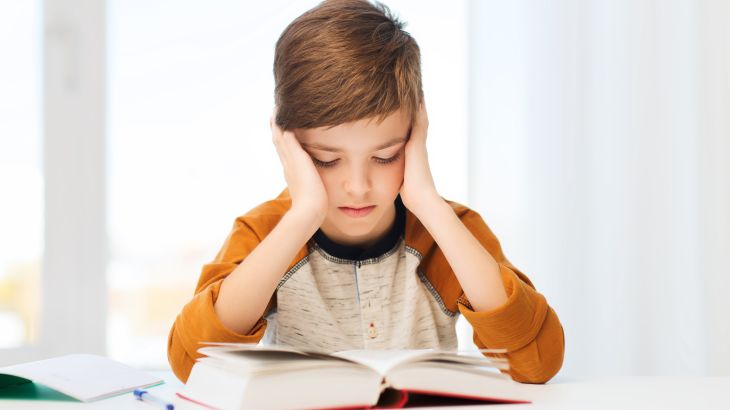 2ادعمي طفلك دعما إيجابيا، ما يؤثر على صحته النفسية بشكل جيد ويساعده على تخطي خوفه من الامتحانات- (مواقع التواصل).