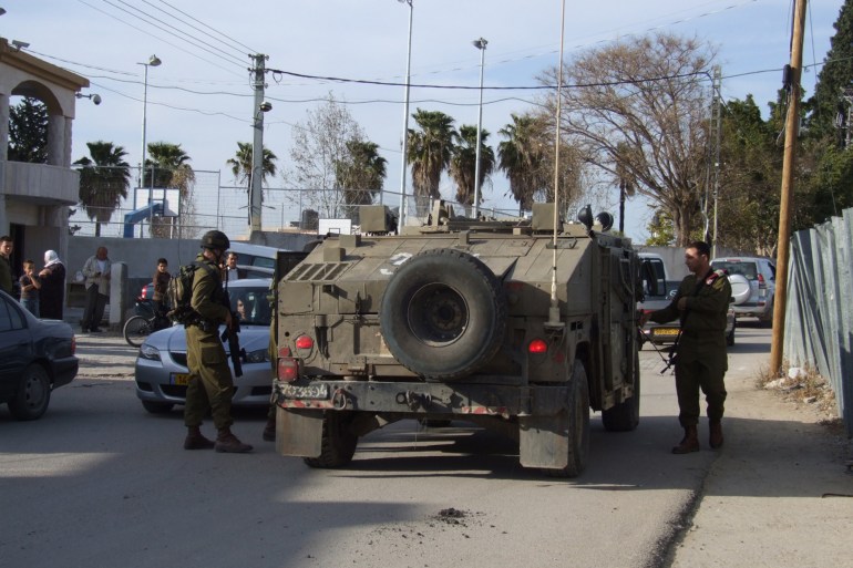 جنود من الجيش الإسرائيلي يبحثون عن أسلحة سرقت منهم في منطقة المثلث بالداخل الفلسطيني