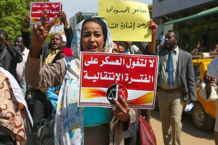 جاء تشكيل مجلس السيادة الجديد برئاسة البرهان في وقت كان فيه السودانيون ينتظرون إعادة المكون المدني للسلطة برئاسة رئيس الوزراء عبد الله حمدوك (مواقع التواصل)
