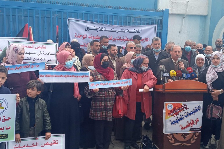 لاجئون يشاركون في فعالية احتجاجية ضد تقليص الخدمات أمام المقر الرئيس لأونروا في غزة-رائد موسى-الجزيرة نت