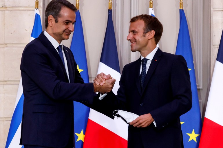 FILE PHOTO: Greek Prime Minister Kyriakos Mitsotakis shakes hands with French President Emmanuel Macron following a signing ceremony of a new defence deal at The Elysee Palace in Paris, France September 28, 2021. Ludovic Marin/Pool via REUTERS/File Photo