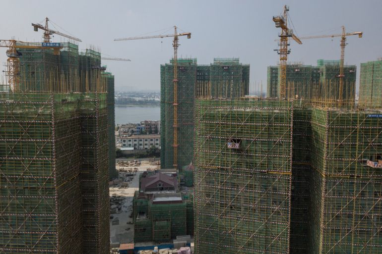 مشروع إسكان إيفرجراند الصيني قيد الإنشاء الأسبوع الماضي في مدينة دونغقوان جنوب الصين.(نيويورك تايمز)
