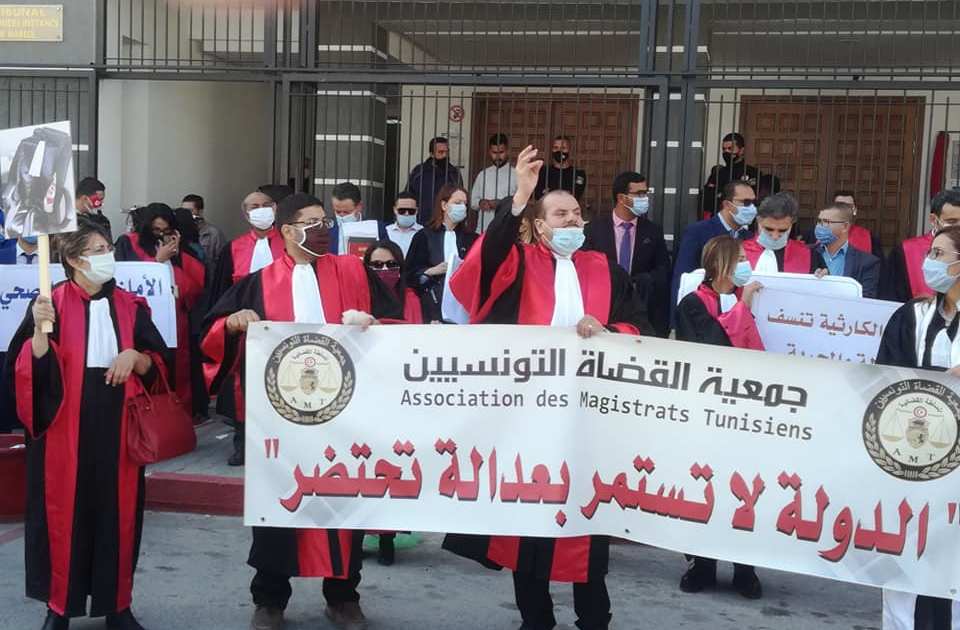 حذرت من التغيير الأحادي للقوانين.. جمعية القضاة التونسيين تجدد تمسكها باستقلال القضاء