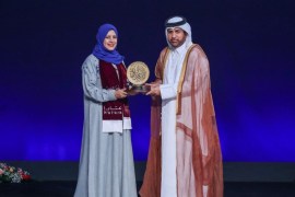 الشاعرة العمانية بدري البدري لحظة تتويجها بجائزة المركز الأول لجائزة كتارا لشاعر الرسول (الجزيرة)