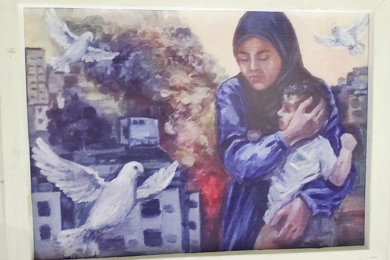 لوحة للفنانة نتاليا شورنينا تظهر امرأة فلسطينية تحتضن طفلها وتعكس من خلالها عنف الاحتلال ضد الفلسطينيين -رائد موسى-الجزيرة نت