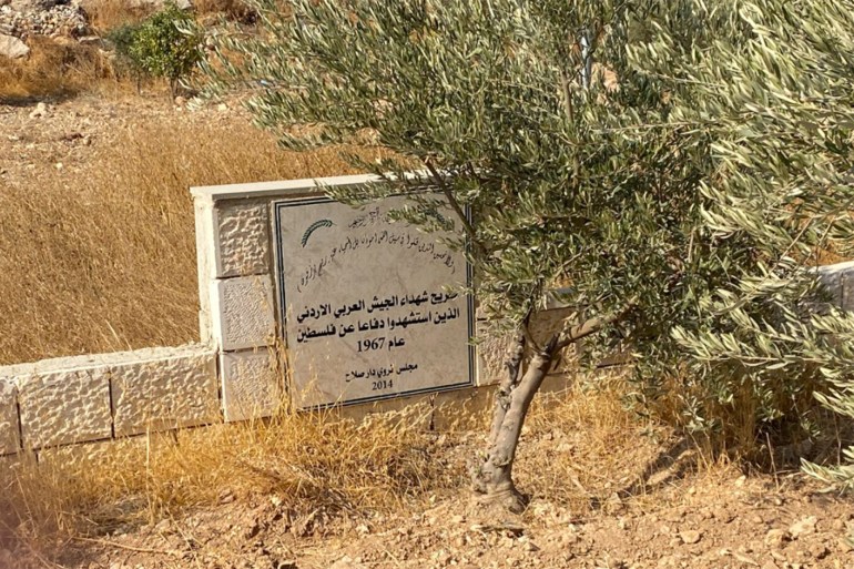 صور للنصب التذكاري الذي أقامه مجلس بلدي دار صلاح عام 2014 على قبور الشهداء الثلاثة، وتم تسييج المنطقة وزراعة أشجار زيتون حول القبور للحفاظ عليها.