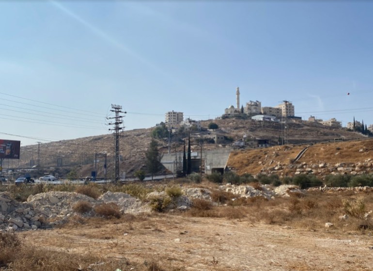 صورة للشارع الالتفافي الذي يسلكه المستوطنون والذي يمر بجانب القبور، ويربط القدس المحتلة بالمستوطنات الإسرائيلية المقامة على أراضي شرق بيت لحم.