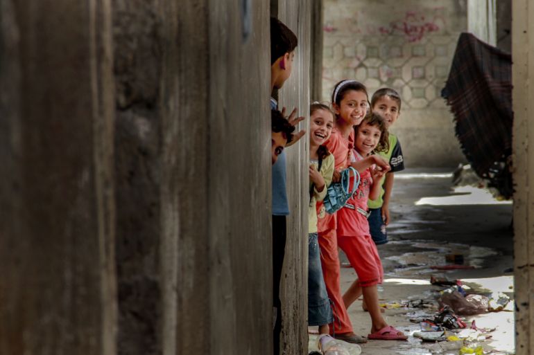 ابتسامة أطفال رغم بؤس الحياة في مخيمات غزة-رائد موسى-الجزيرة نت