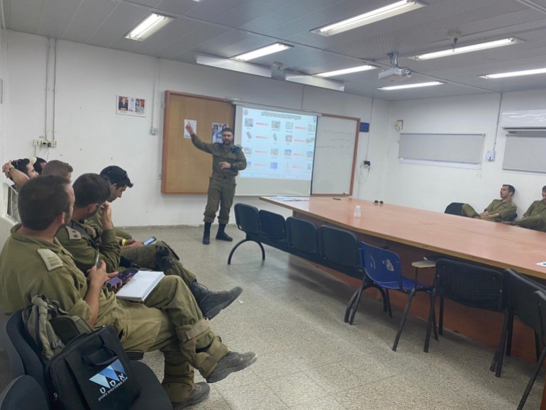 *** للاستخدام الداخلي فقط - ضعيفة ) صورة 2 جنود من كتيبة تكنولوجيا المعلومات والاتصالات خلال دورة إرشادية عن تطبيق "الذئب الأزرق" - (تصوير المتحدث باسم جيش الاحتلال الإسرائيلي وعممها على الإعلام)