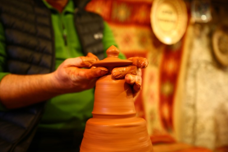 صناعة الفخار في منطقة "أفانوس" إقبال سياحي على ورش صناعة الفخار