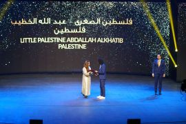عبد الله الخطيب يتسلم جائزته في مهرجان قرطاج السينمائي(الجزيرة)