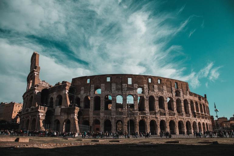 كولوسيوم روما الشهير المسرح الأكبر للمصلرعة بين الناس وبين الناس والحيوانات- بكسل