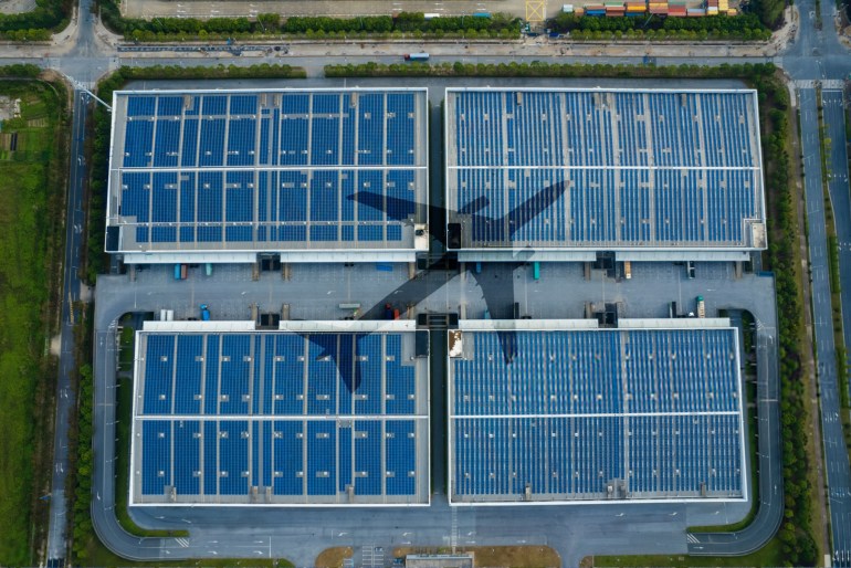 Rooftop solar system on a factory building at Shanghai free trade zone - stock photo - النظام الشمسي على السطح في مبنى مصنع في منطقة التجارة الحرة في شنغهاي