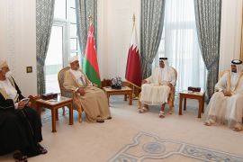 أمير دولة قطر الشيخ تميم بن حمد آل ثاني خلال جلسة مباحثات مع سلطان عُمان هيثم بن طارق (الجزيرة)
