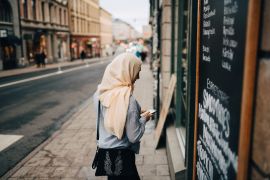 الكابشن: A Muslim woman in Sweden. The UAE is working with lobby groups to monitor Muslims in the country. Photo via Getty Images.