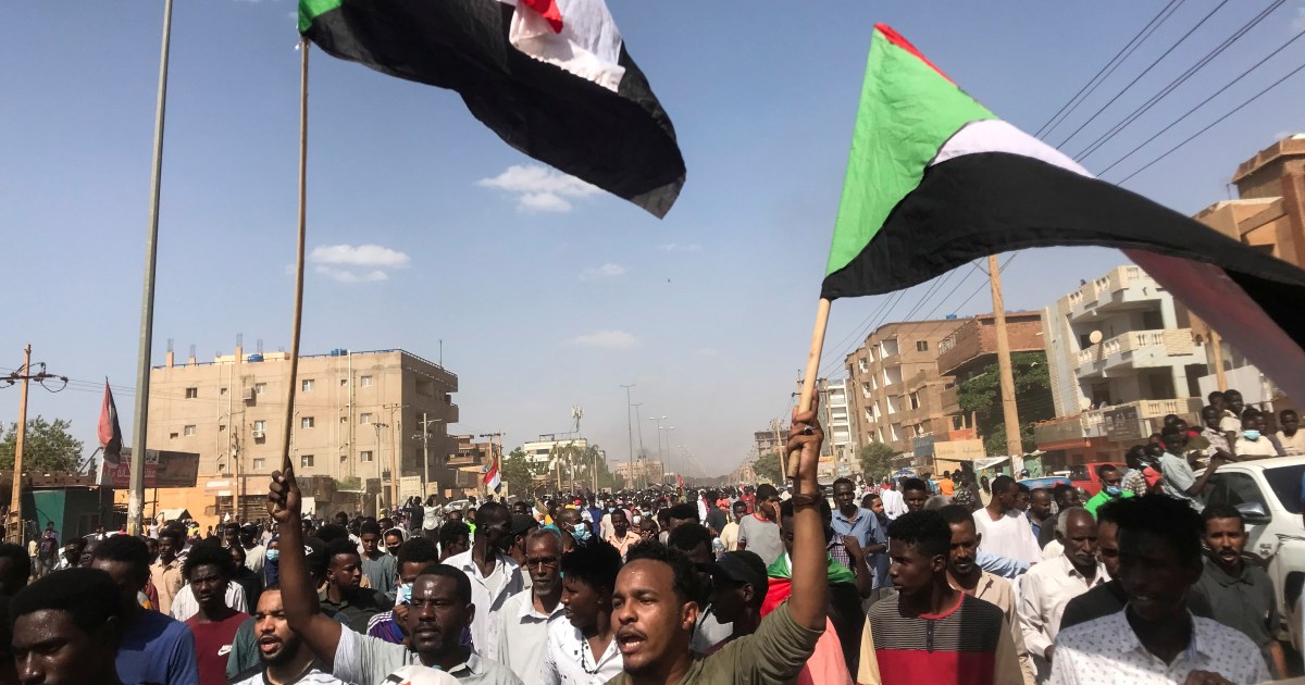 الشرطة نفت استخدام الأسلحة النارية.. قتلى ومصابون في احتجاجات ضد قرارات قائد الجيش السوداني