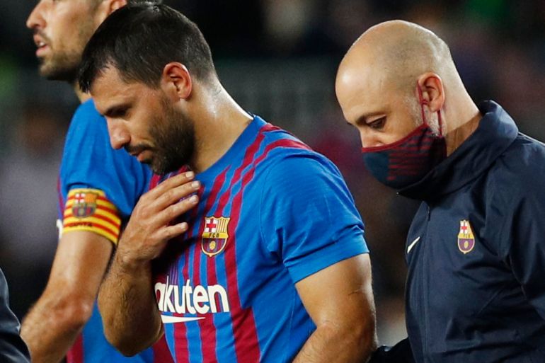LaLiga - FC Barcelona v Deportivo Alaves Soccer Football - LaLiga - FC Barcelona v Deportivo Alaves - Camp Nou, Barcelona, Spain - October 30, 2021 FC Barcelona's Sergio Aguero leaves the pitch after sustaining an injury REUTERS/Albert Gea