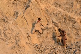 In this photograph taken on December 27, 2016, Afghan labourers work at a stone mine on the outskirts of Jalalabad. (Photo by NOORULLAH SHIRZADA / AFP)