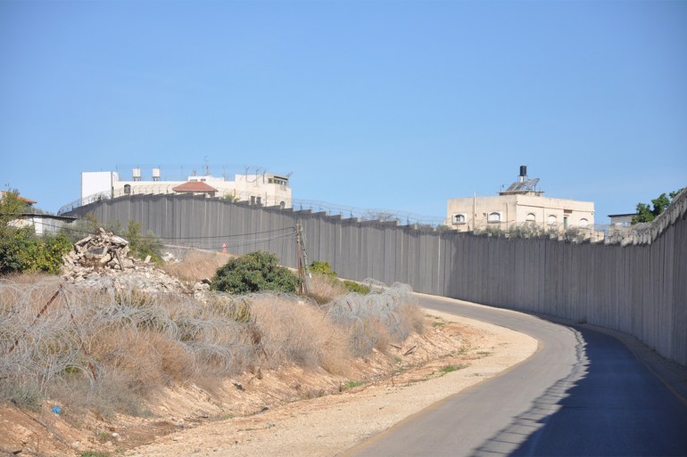 صورة 19 جدار الفصل العنصري عزل الضفة الغربية عن الداخل الفلسطيني.