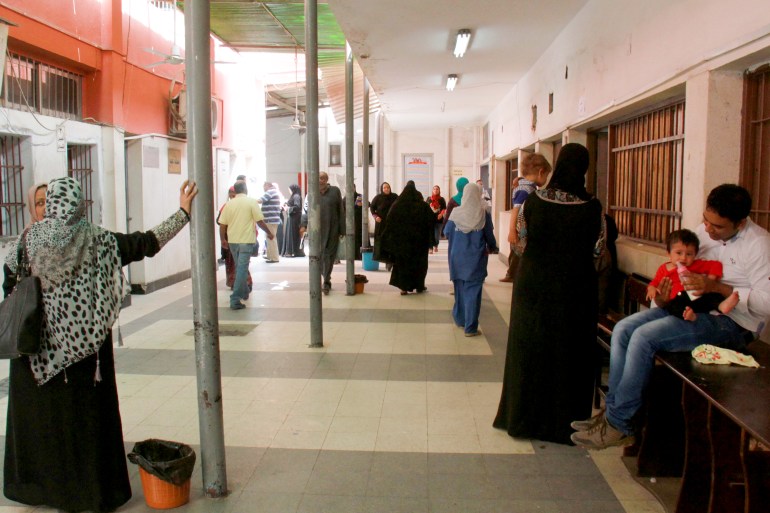 كثير من المستشفيات الحكومية في مصر تعاني نقص الإمكانيات (الجزيرة)