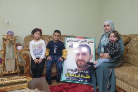 2 الخليل-فلسطين- عائلة الأسير المضرب عن الطعام هشام أبو هواش