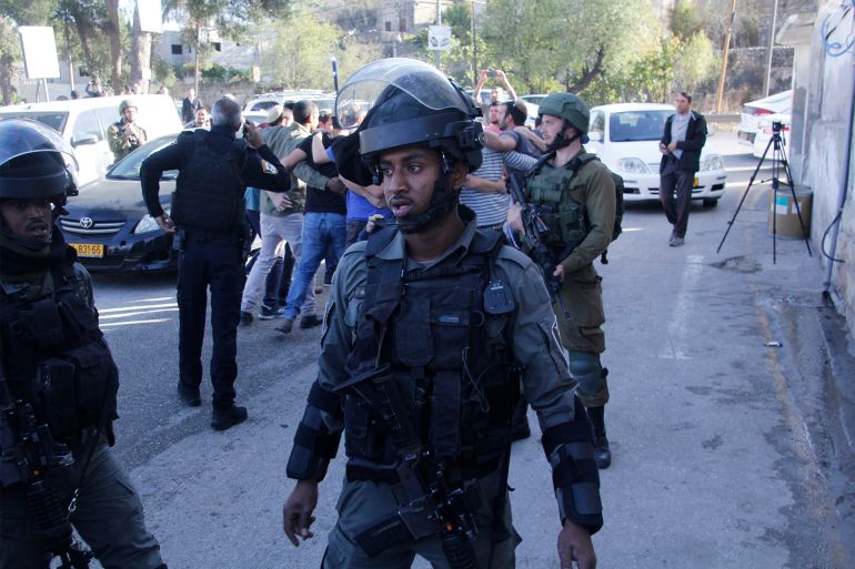 جنود من جيش الاحتلال يحمون مستوطنين خلال اعتداء لهم امام قرية اللبن جنوب نابلس- الضفة الغربية- اللبن- الجزيرة نت4