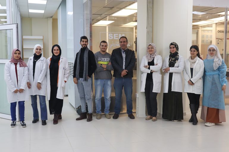العودات مع طلبته بجامعة العلوم والتكنولوجيا بمدينة إربد شمال الأردن.