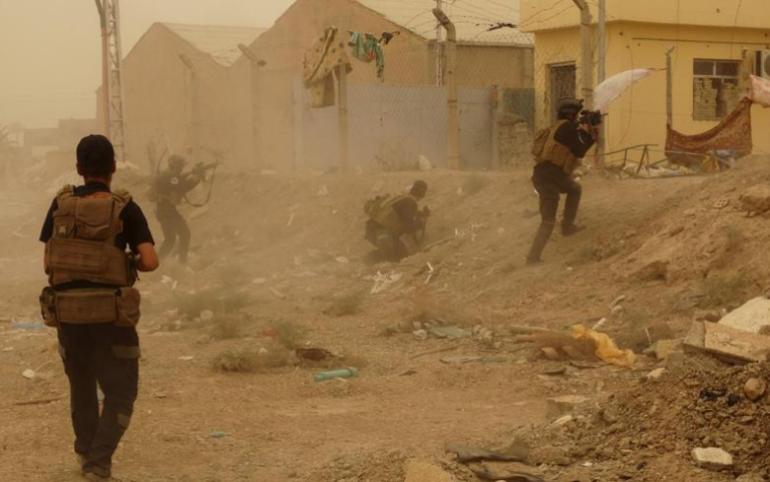 صور ارشيفية من معارك بين عناصر الأمن العراقي ومسلحي التنظيم في مدينة الرمادي – رويترز