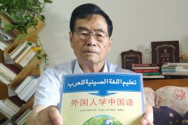 تشو كاي يعرض أحد مؤلفاته لتعليم الصينية للعرب