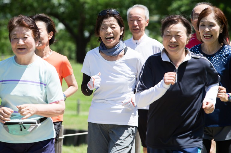 كبار السن اليابانيون old, elderly, senior Senior Jogging Club.