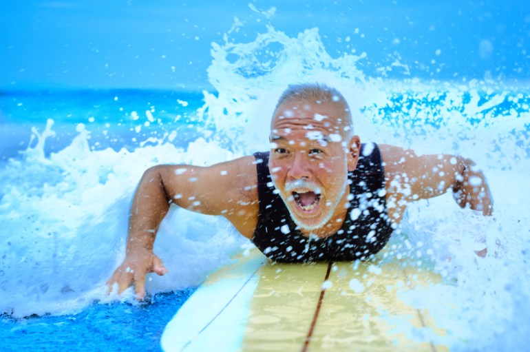كبار السن اليابانيون old, elderly, senior Legendary surfer spills away from everyday and plays with the sea