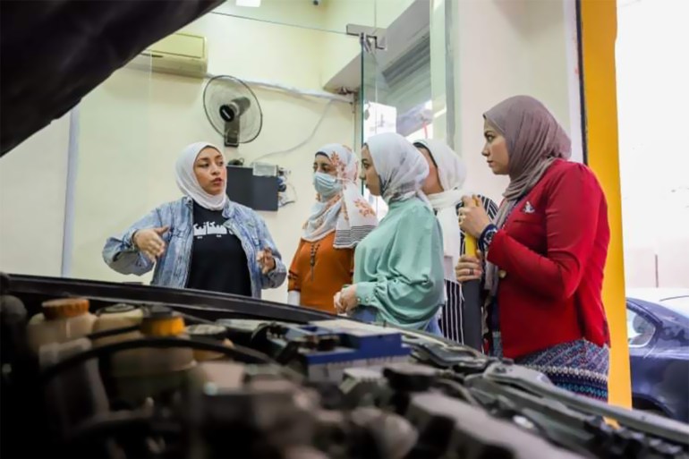 ريهام البارودي ..أول مهندسة سيارات في الصعيد مهندسة صعيدية تقتحم مجال ميكانيكا السيارات و تعلم فتيات الصعيد. مصر الجزيرة نت