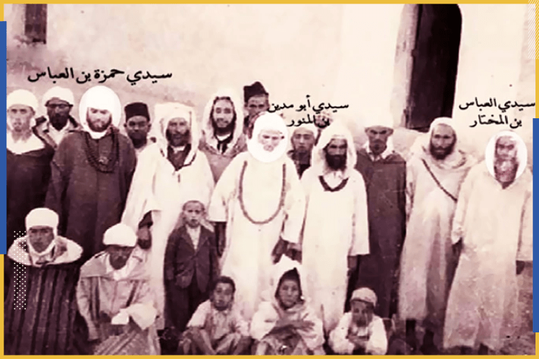 صورة من موقع الطريقة القادرية البودشيشية تظهر الشيخ سيدي حمزة رفقة عدد من شيوخ ومريدي الزاوية
