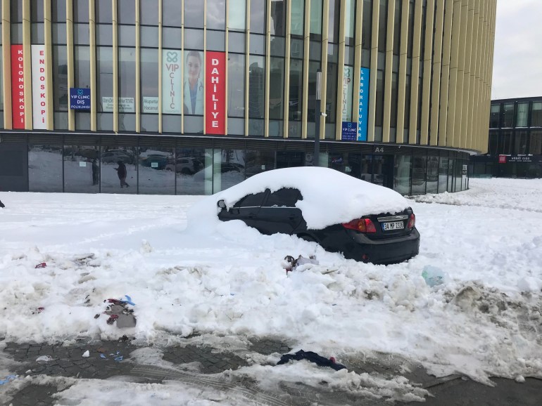 تركيخليل مبروك - الثلوج تغطي السيارات وتتركها عالقة في الشوارع لعدة أيام في اسطنبول -