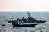 سفينة (أمام) لا ترفع أي علم وتحمل متفجرات اعترضتها البحرية الأميركية ببحر عمان (الفرنسية)