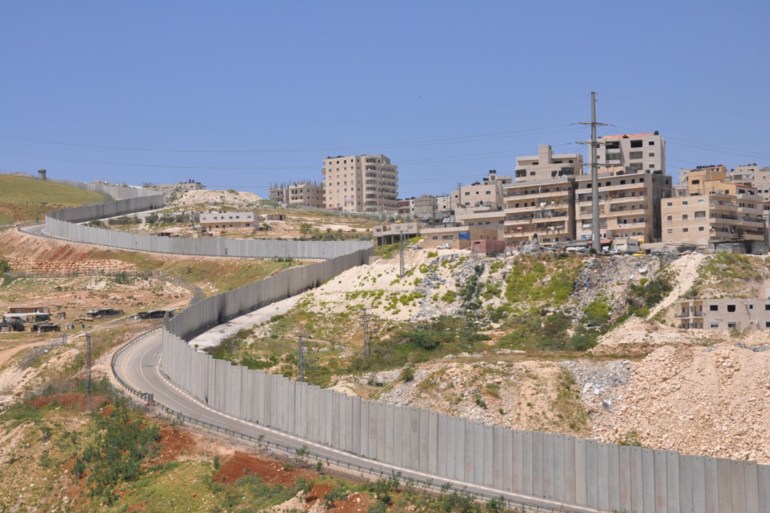 مسار الجدار الفصل العنصري لمنع التواصل الجغرافي ما بين القدس المحتلة ورام الله