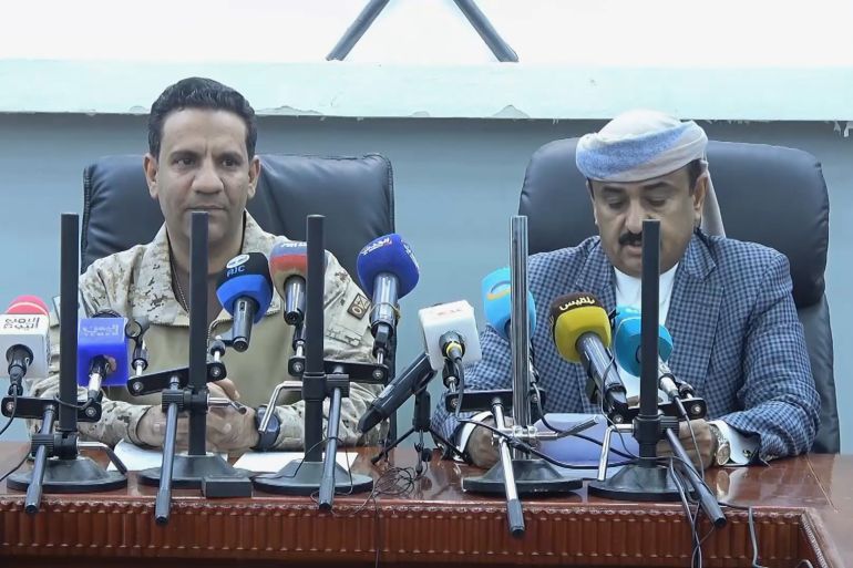 مؤتمر صحفي للمتحدث باسم التحالف تركي المالكي، ومحافظ شبوة اليمنية عوض العولقي