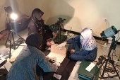 فريق مشروع المستودع الرقمي في أثناء تصوير مخطوطات أسرة مؤسسة معهد نور الهدى في محافظة تشيربون غربي جزيرة جاوا الإندونيسية (الجزيرة)