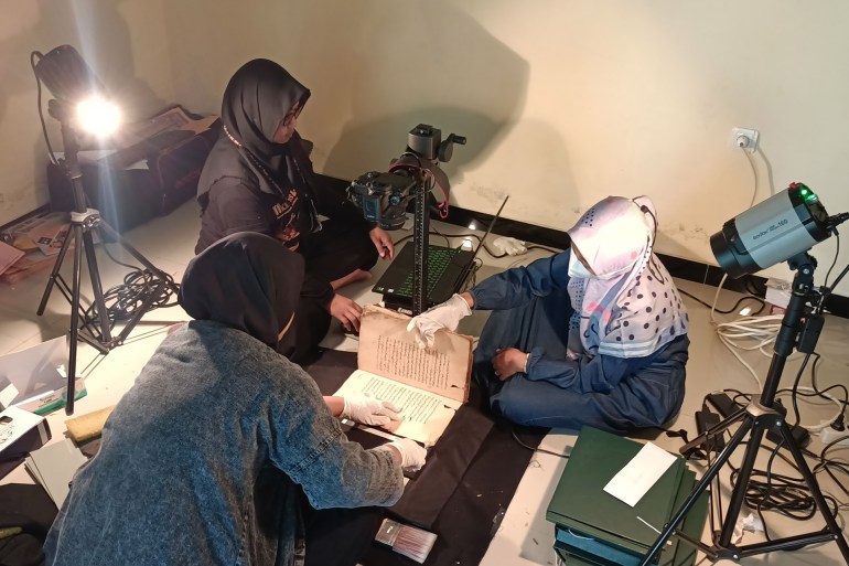 فريق مشروع المستودع الرقمي خلال تصوير مخطوطات أسرة مؤسسة معهد نور الهدى في محافظة تشيربون بغربي جزيرة جاوا 22
