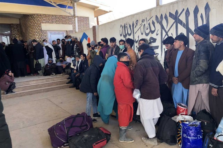 محنة الأفغان في معبر إسلام قلعة على الحدود مع إيران المصدر: الجزيرة