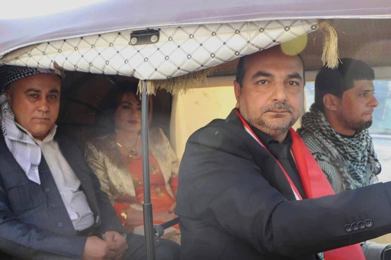 رئيس حركة امتداد علاء الركابي داخل إحدى عربات "التكتك" مع نواب آخرين متوجهين إلى البرلمان