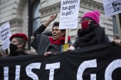 احتجاج أقيم أول أمس السبت أمام مقر رئاسة الحكومة في لندن للمطالبة باستقالة بوريس جونسون (الأناضول)