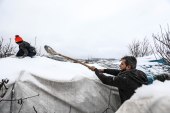 معظم اللاجئين يعيشون في خيام لا تصمد أمام الثلوج (الأناضول)