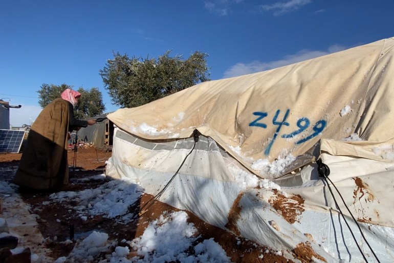سوريا - ريف حلب: يشتكي النازحون السوريون من غياب تام لوقود التدفئة وشح المساعدات الإنسانية