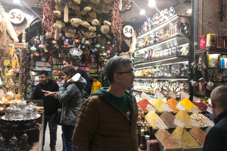 تركيا - خليل مبروك - مواطن تركي أمام أحد المحال التجارية في السوق المصري في اسطنبول- مصدر الصورة أرشيف خاص لمراسل الجزيرة نت خليل مبروك