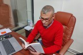 رواية &#34;عائدون إلى الحياة&#34; هو الإصدار الأدبي الثامن للأديب الفلسطيني سعيد أبو غزة (الجزيرة)