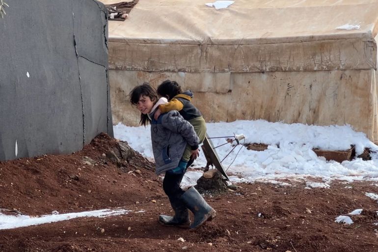 سوريا - ريف حلب: عمقت العاصفة الثلجية من جراح النازحين وأجبرتهم على المبيت في العراء بعد سقوط خيامهم
