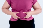 تراكم الدهون حول الخصر ليس فقط نتيجة انقطاع الطمث، وإنما أيضا بسبب قلة التمارين وسوء التغذية (غيتي)