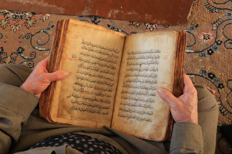تعرف على مصحف عمره أكثر من 7 قرون مكتوب بخط اليد في قرية عراقية